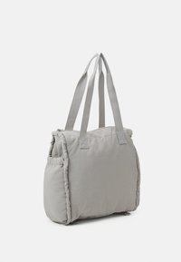 Borsa tote grigia imbottita con due manici in tessuto, forma rettangolare, chiusura con zip e tasca laterale. Texture morbida con dettagli di cucitura discreti.