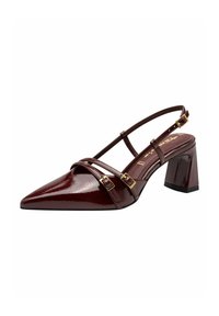 Bordeaux gepatineerde leren slingback hakken met een spitse neus, blokhak en twee decoratieve banden met gouden hardware accenten.