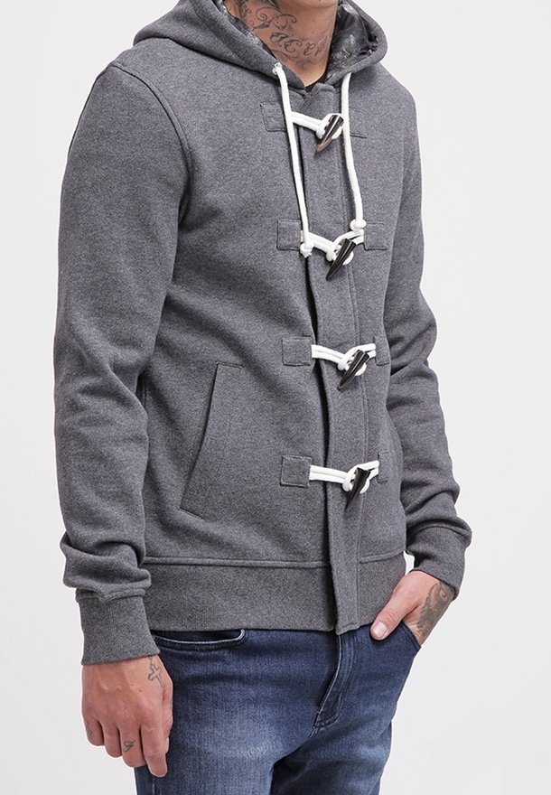 Grauer Kapuzenpullover mit vorderer Kordelzug-Verschluss, weißen Zugbindungen und Seitentaschen. Verfügt über eine weiche Textur und eine körpernahe Passform.