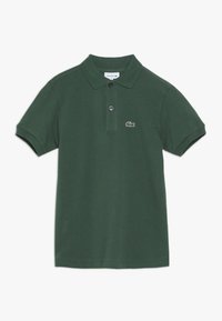 Zelené bavlněné polo tričko s klasickým límcem, zapínáním na dva knoflíky, krátkými rukávy a vyšitým logem Lacoste na hrudi.