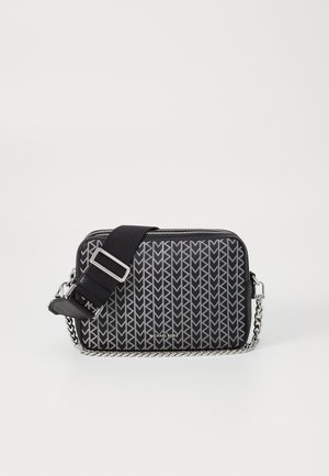 Sort crossbody taske med gråt geometrisk mønster, justerbar stofrem, sølvkædedetalje og Michael Kors-logo foran.