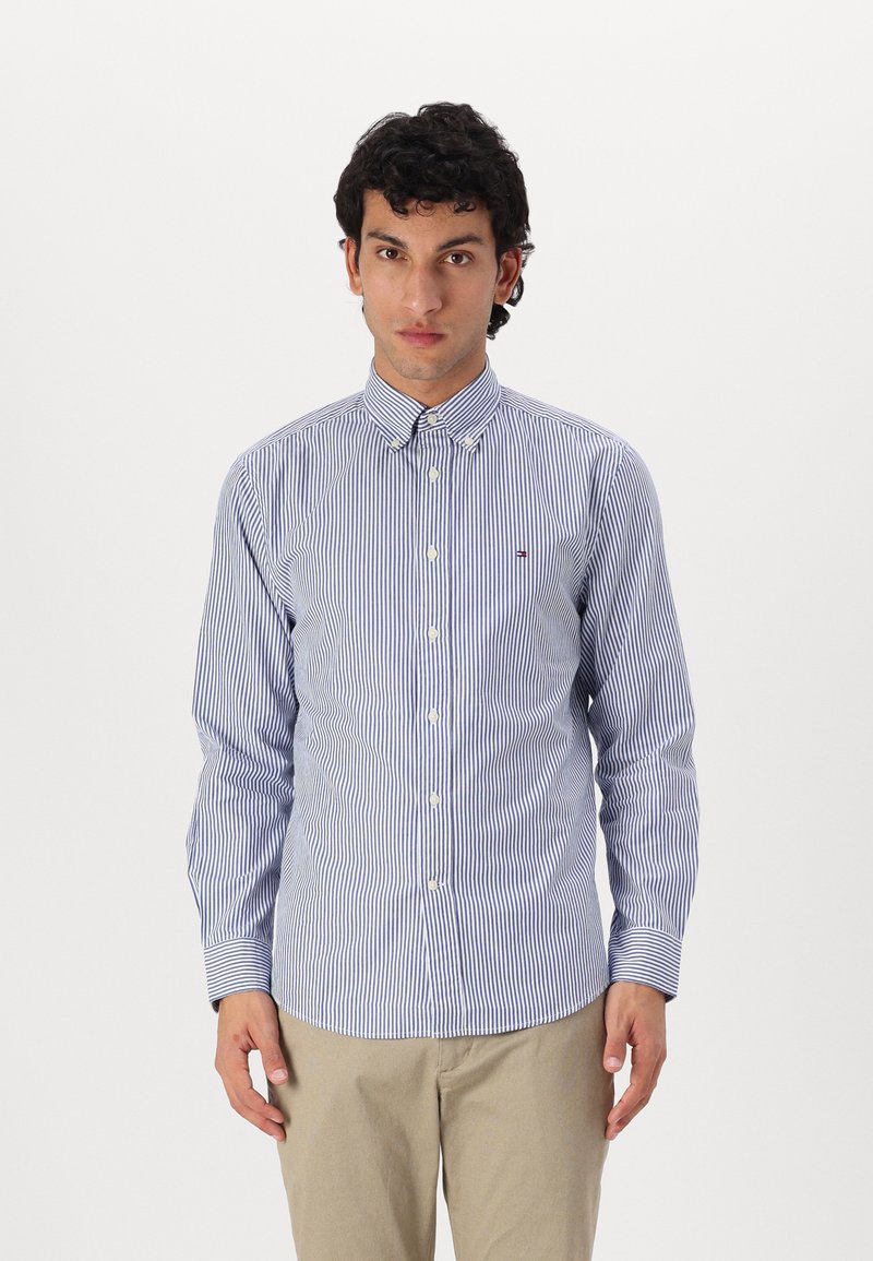 Gestreepte button-up shirt in blauw en wit met een kraag, normale pasvorm, lange mouwen en een klein logo-detail op de borst.