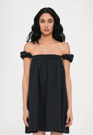 Zwarte off-shoulder jurk met geschulpte mouwen, met een losse pasvorm en een elastische corsage. Glad stoffen textuur en een lengte tot halverwege de dijen.
