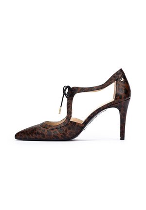 Zapato de tacón alto con punta afilada en estampado de leopardo marrón y negro, con un diseño recortado, detalle de cordones y un elegante tacón de aguja.