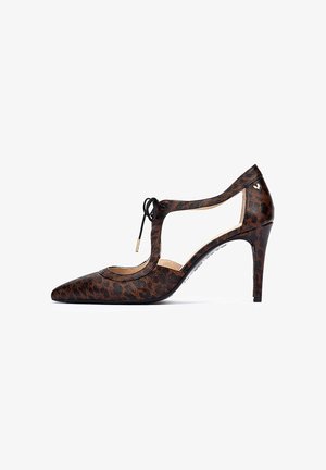 Chaussure à talon aiguille à bout pointu, en imprimé léopard marron et noir, avec un design découpé, des lacets, et un talon stiletto élégant.