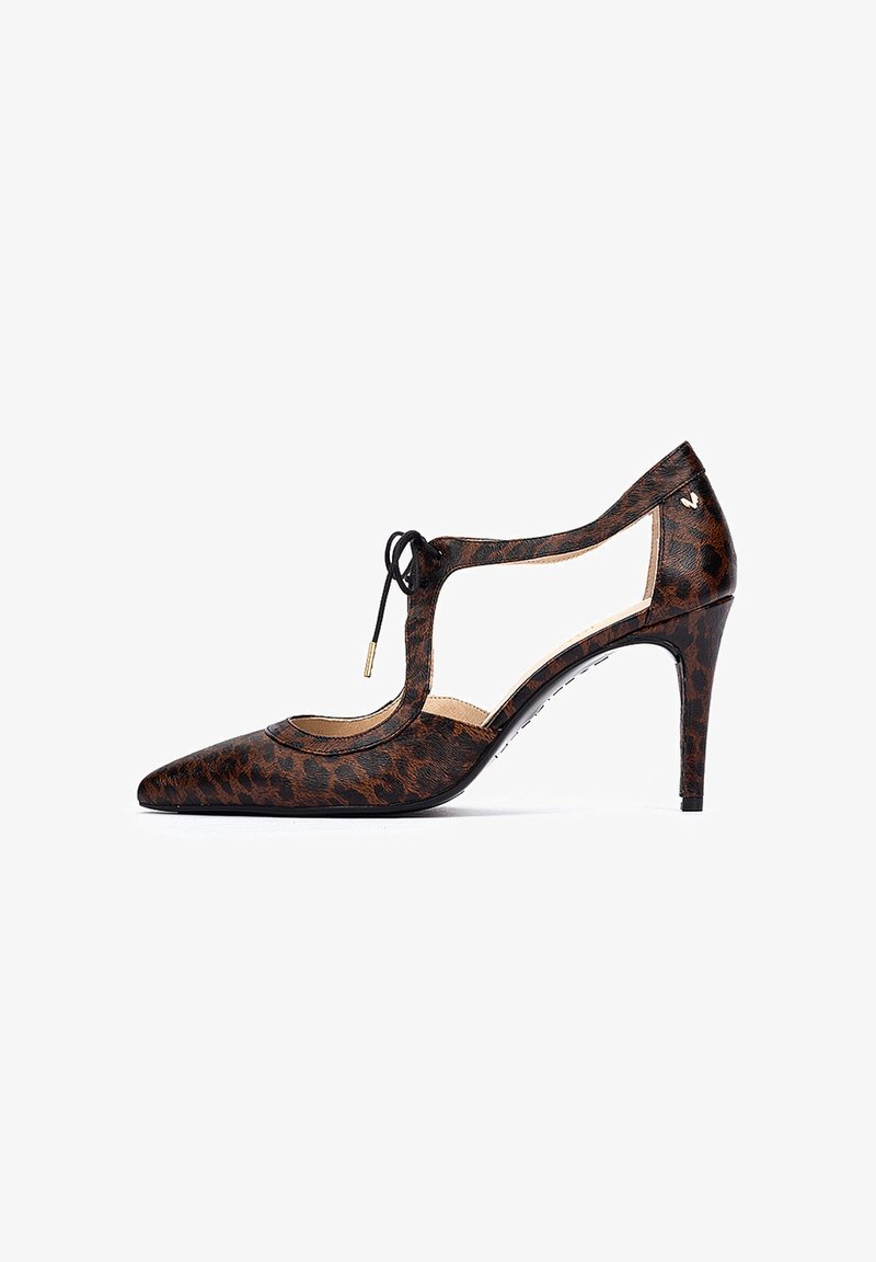 Chaussure à talon aiguille à bout pointu, en imprimé léopard marron et noir, avec un design découpé, des lacets, et un talon stiletto élégant.
