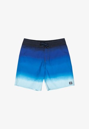 Blå ombre badebukser med en gradient fra mørk marineblå til lys aqua. Har en sort talje og snor, med logo-patch på den nedre søm.