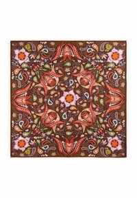 Tissu carré de couleur brun chaud présentant des motifs floraux et de paisley complexes en rouge, rose, vert et blanc, avec des accents décoratifs et des textures.