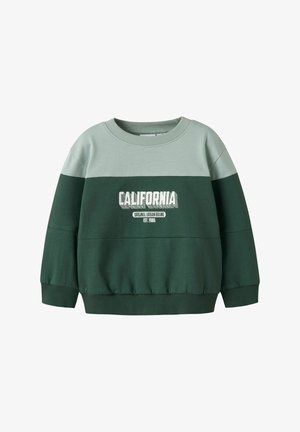 Twee-kleurige groene sweatshirt met ronde hals, met de tekst "CALIFORNIA Original Urban Brand Est. 1986" gedrukt op het midden van de voorkant.
