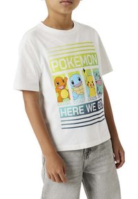 Witte T-shirt met korte mouwen met kleurrijke Pokémon-graphics en de tekst "POKÉMON HERE WE GO." Zachte katoenen stof, ontspannen pasvorm.