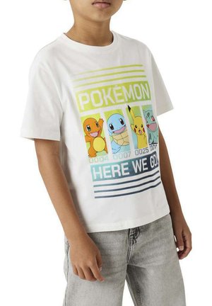 Witte T-shirt met korte mouwen met kleurrijke Pokémon-graphics en de tekst "POKÉMON HERE WE GO." Zachte katoenen stof, ontspannen pasvorm.
