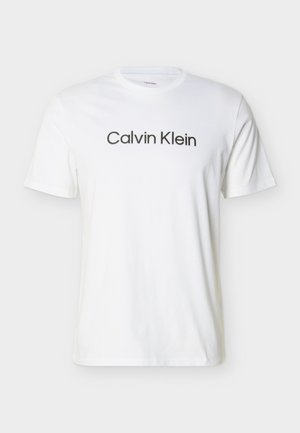 Tricou alb din bumbac cu un logo negru „Calvin Klein” în centru. Mâneci scurte și decolteu rotund. Textură netedă.