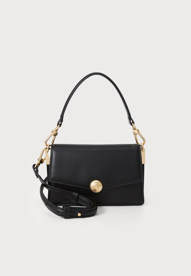Sac à main en cuir noir avec un design structuré, quincaillerie dorée et une courte anse. Comprend une bandoulière amovible pour plus de polyvalence.