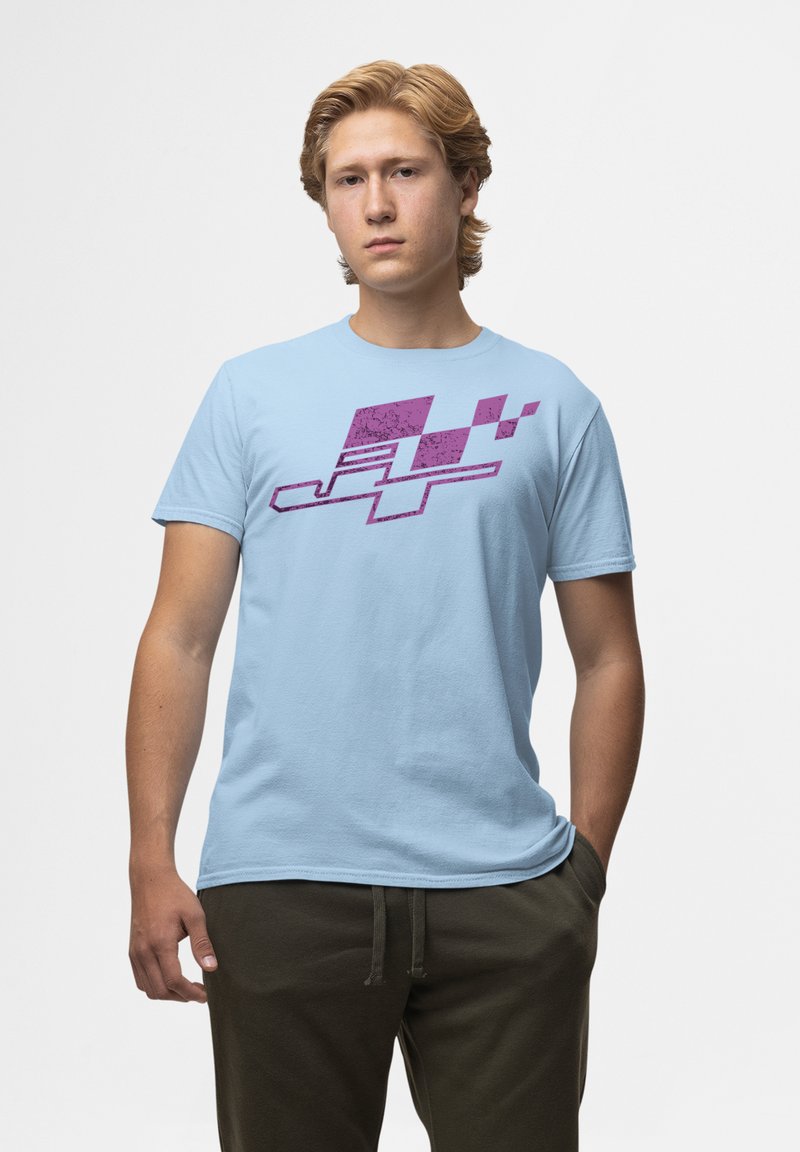 Světle modré bavlněné tričko s fialovým geometrickým vzorem na přední straně. Krátké rukávy, kulatý výstřih, s volným střihem.