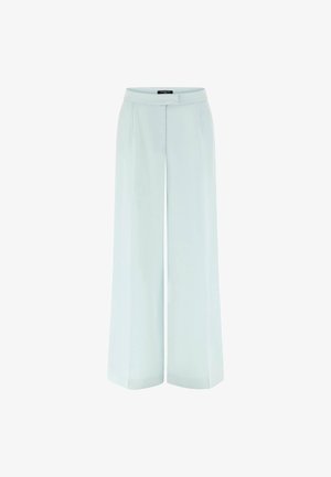 Pantalones azul claro de pierna ancha con pliegues frontales, cintura y cierre delantero con botón y cremallera.