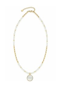 Collana di perline con perle ovali bianche intervallate da accenti rotondi dorati, dotata di un pendente dorato con un design a raggi di sole.