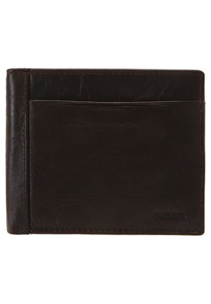 Hnědá kožená peněženka s minimalistickým designem, obdélníkovým tvarem, jedním slotem na kartu a embosovaným logem značky na boku.