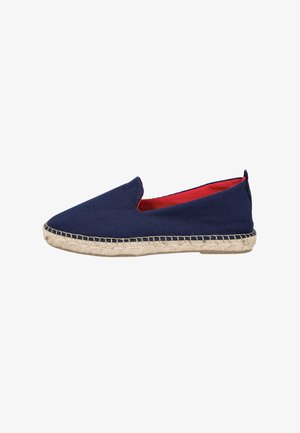 Espadrilla sin cordones azul marino con forro interior rojo y suela de yute trenzado, vista lateral sobre fondo blanco.