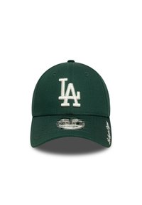 Gorra verde con el logotipo blanco "LA" bordado en la parte frontal. Presenta un visor curvado y una banda ajustable. Tejido texturizado con un diseño estructurado.