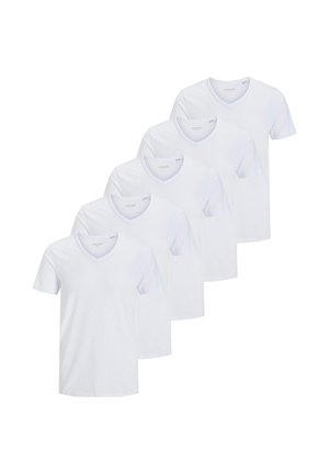 Viisi yksinkertaista valkoista V-kaula-aukollista lyhythihaista T-paitaa, jotka on pinottu porrastettuun järjestykseen valkoisella taustalla.