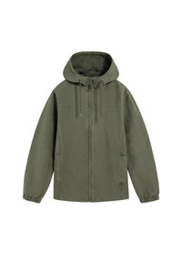 Veste à capuche vert olive avec une fermeture éclair à l'avant, des poignets élastiques, des poches latérales et des détails de couture minimaux, fabriquée dans un matériau léger et durable.