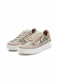 Zapatillas de deporte gris claro con una mezcla de materiales de ante y lisos, con detalles metálicos, diseño con cordones y suela de plataforma.
