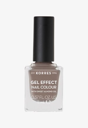 Smalto effetto gel marrone in una bottiglia quadrata trasparente con tappo nero. Contiene olio di mandorle dolci. Volume: 11 ml (0,37 fl. oz).