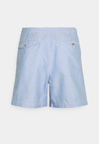 Ljusblå shorts med resår i midjan, två bakfickor med guldfärgade knappar och ett mjukt tyg.