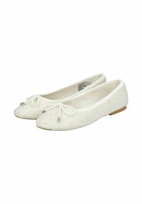 Ballerine bianche con decorazioni di perline, punta rotonda e un fiocco sul davanti. Suola piatta in gomma beige. Tomaia in morbido tessuto.