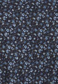 Tkanina s květinovým vzorem, která zobrazuje modré a bílé květiny na tmavě námořnickém pozadí, s jemnou strukturou a mírným leskem.