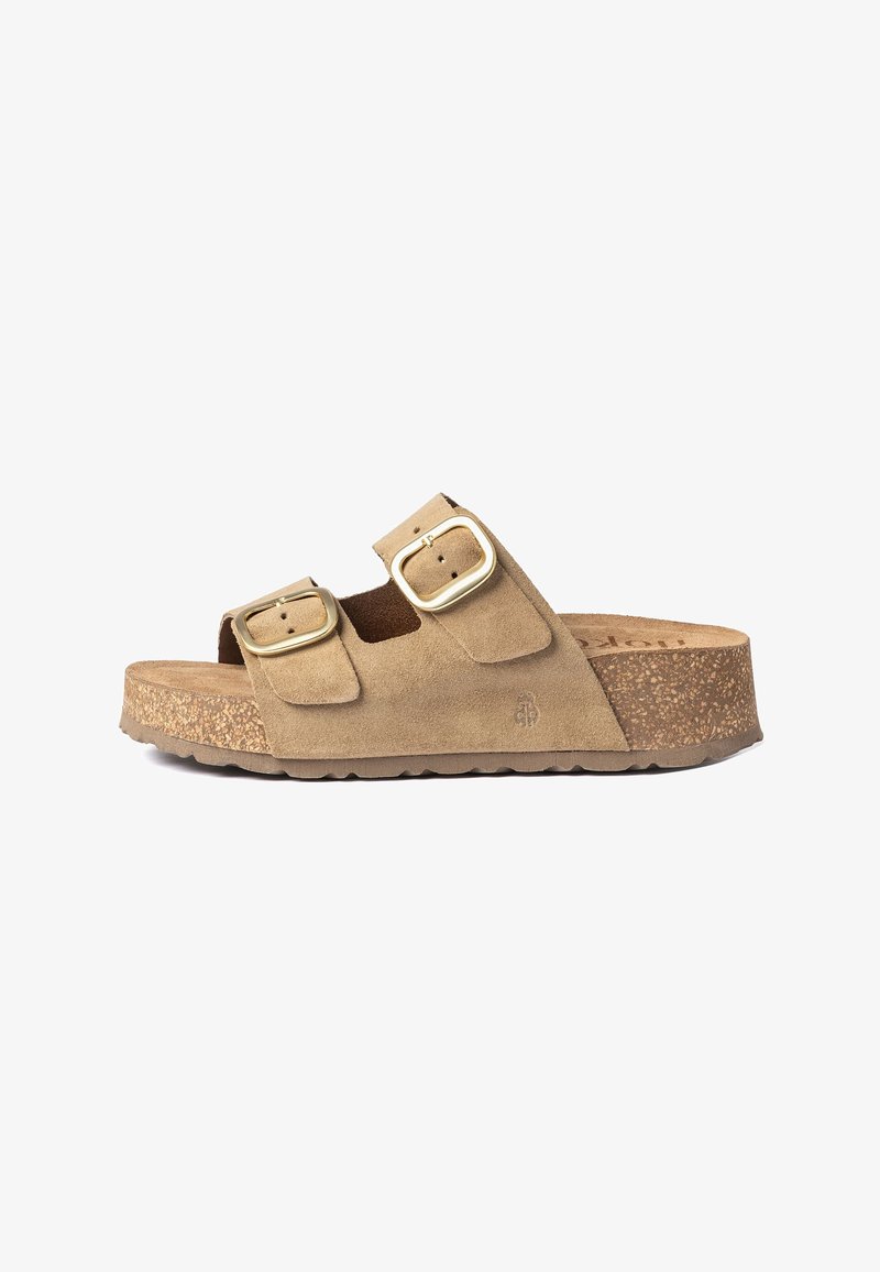 Sandale slide en daim beige avec deux grandes boucles dorées et une semelle plateforme en liège, vue de profil sur fond blanc.
