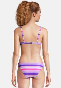 Bikini rayé avec bretelles réglables. Présente des rayures horizontales violettes, roses et grises. Tissu doux avec un design à couverture minimale.