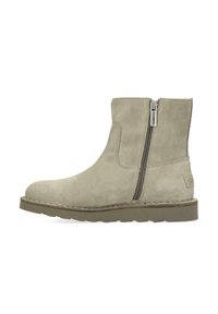 Beige suède enkellaarsjes met een zijrits, ronde neus en een gestructureerde rubberen zool. Eenvoudig ontwerp met een gestikte randafwerking.