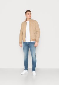 Replay ANBASS  - Vaqueros slim fit - medium blue