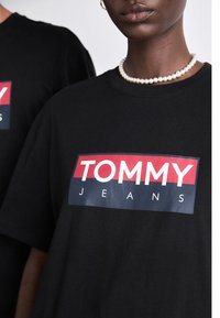 Tommy Jeans ENTRY TEE UNISEX - Camiseta estampada - black