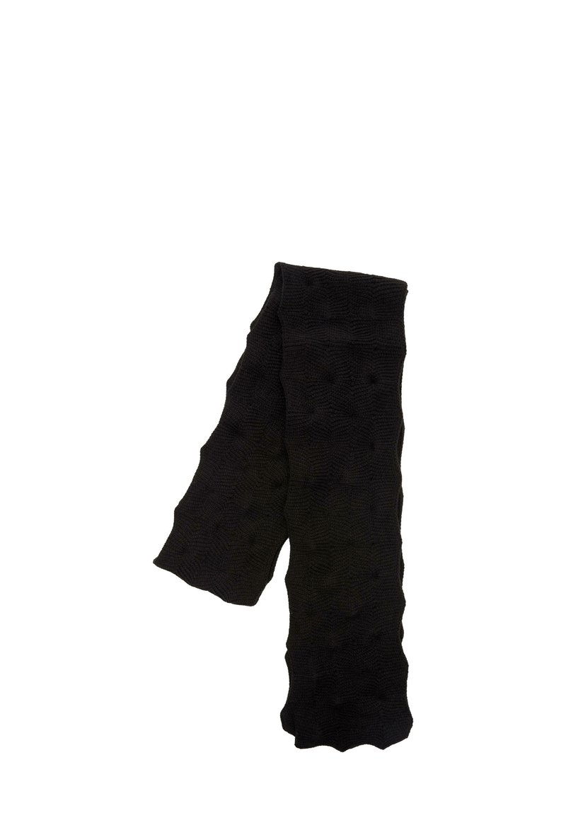 Sciarpa nera lavorata a maglia con trama, piegata in modo morbido su uno sfondo bianco.