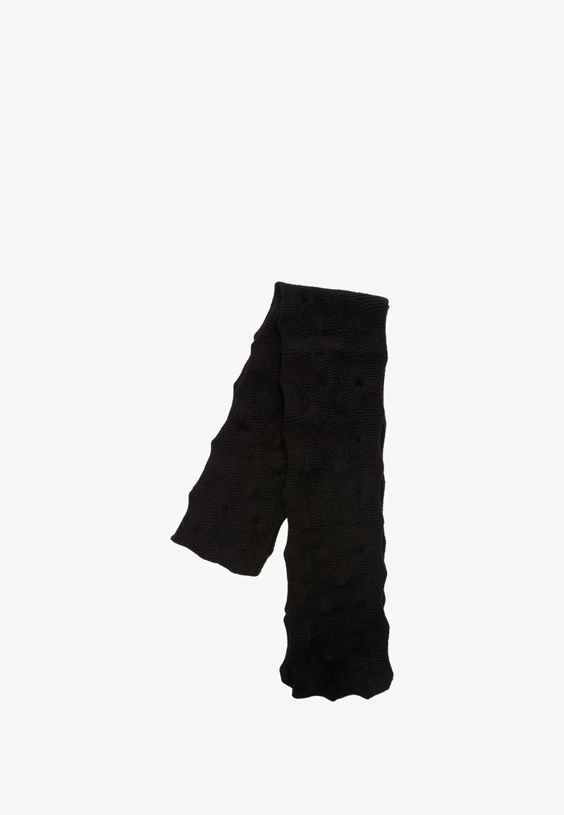 Sciarpa nera lavorata a maglia con trama, piegata in modo morbido su uno sfondo bianco.