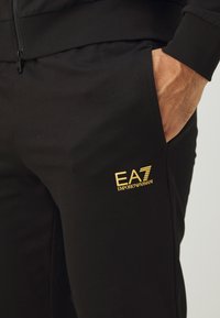 EA7 Emporio Armani TRAIN CORE TRACKSUIT HOODIE SET - Tuta - black/gold