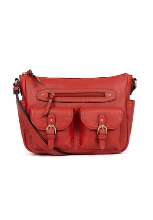 Rode leren crossbodytas met verstelbare riem, voorvak met rits en twee klepzakken met gesp, textuurafwerking.
