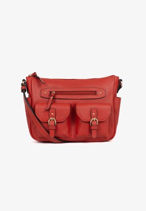 Rote Leder-Umhängetasche mit verstellbarem Riemen, vorderer Reißverschlusstasche und zwei Klappentaschen mit Schnallenriemen, strukturierte Oberfläche.