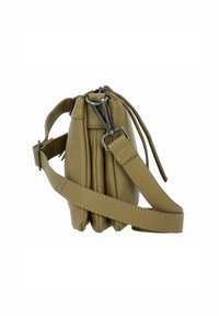 Bolso cruzado de cuero en verde oliva, con cierre de cremallera, correa ajustable y diseño plegado con acentos de hardware plateado.
