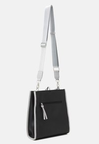 Borsa sintetica nera con accenti grigi, forma piatta, tracolla regolabile, tasca frontale con zip e dettaglio nappina. Texture liscia.