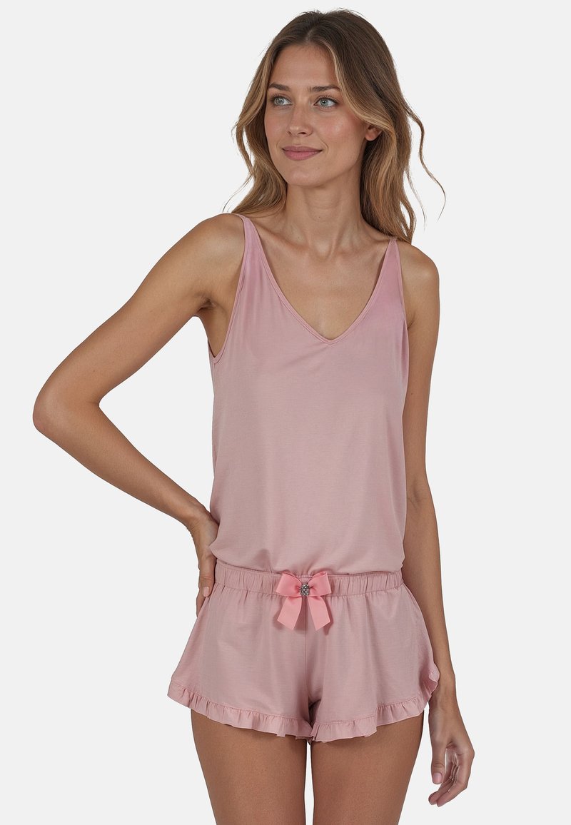 Conjunto de pijama rosa que incluye una blusa sin mangas con escote en V y pantalones cortos con un dobladillo con volantes y un lazo decorativo en la cintura.