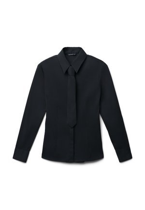 Chemise noire à manches longues avec un col pointu, coupe droite et cravate assortie. Tissu lisse, sans motifs ni embellissements.