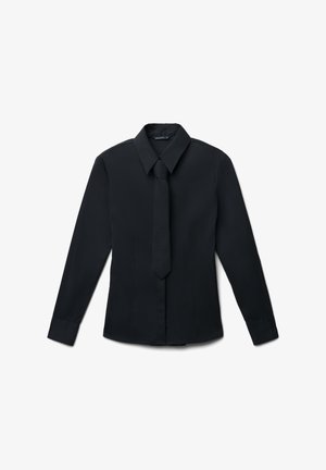 Chemise noire à manches longues avec un col pointu, coupe droite et cravate assortie. Tissu lisse, sans motifs ni embellissements.