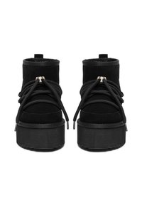 Botine negre din suede, cu un toc dintr-o platformă groasă, vârf rotund și șireturi negre proeminente, fixate cu accesorii metalice.