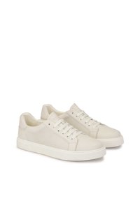 Zapatillas de cuero blancas con un acabado suave, paneles laterales perforados, puntera redonda y suela de goma blanca. Cuenta con cordones planos y ojetes de metal.