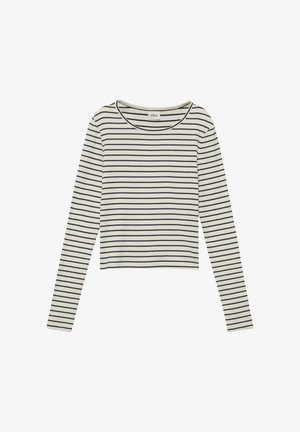 Biała koszula z długim rękawem, ozdobiona cienkimi poziomymi czarnymi paskami i okrągłym dekoltem, przedstawiona na białym tle.