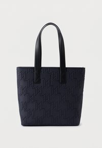 Saco tote azul marinho com design de logo em relevo, tecido durável e alças de couro pretas. Forma retangular com uma silhueta estruturada.
