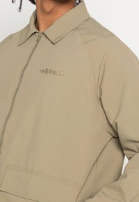 adidas Originals Tunn jacka - olive